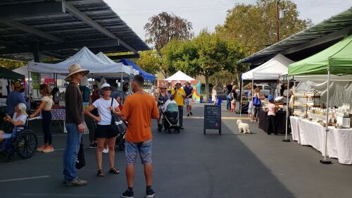A landscape view of the Rose Garden Farmers' Market. 